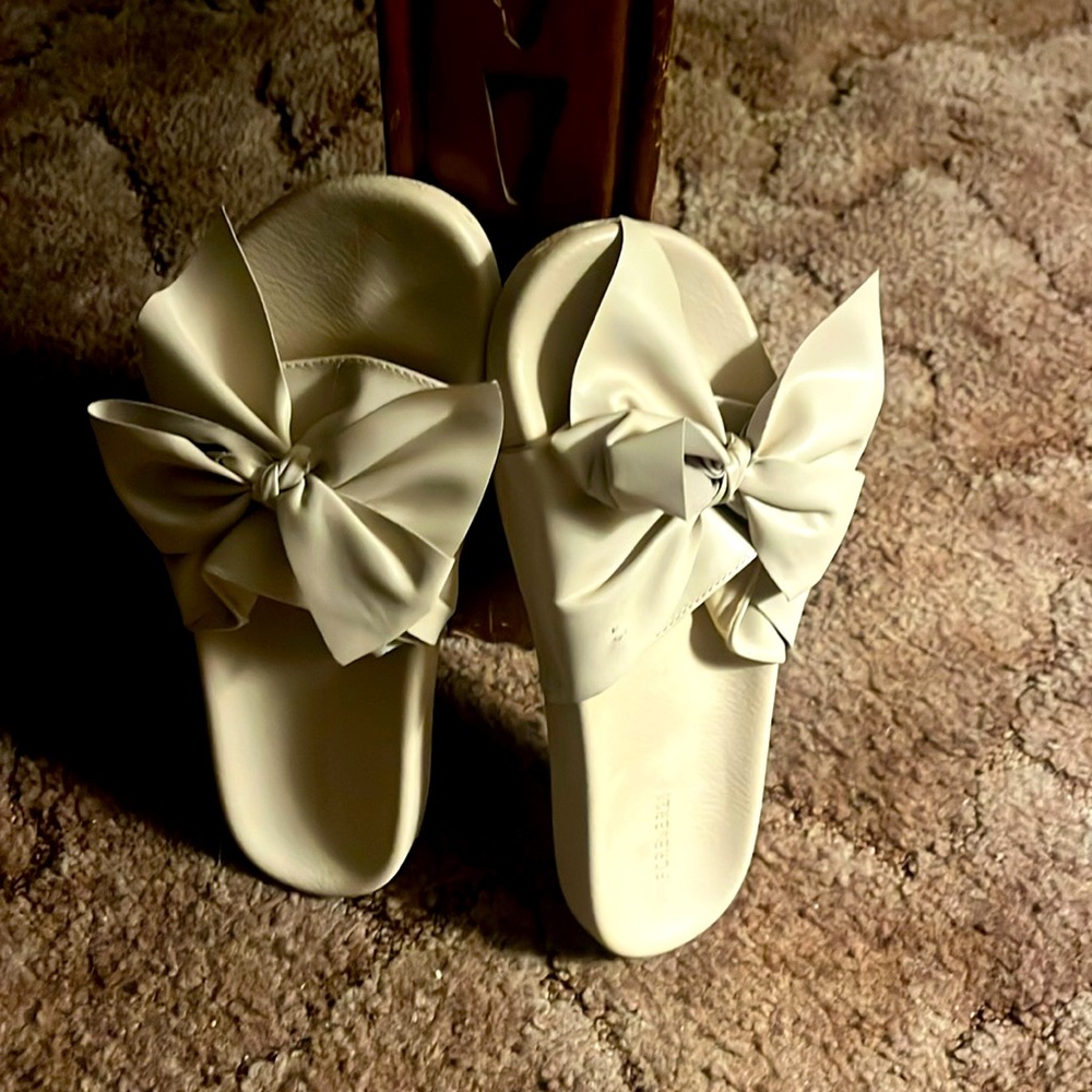 Cute sandals !beige with a tie on top. Pictures speak for themselves! 🌺
